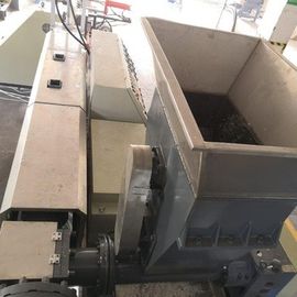 PP PE معدات إعادة تدوير البلاستيك فيلم الجاف 250-300kg / H القدرات LDS-140-130